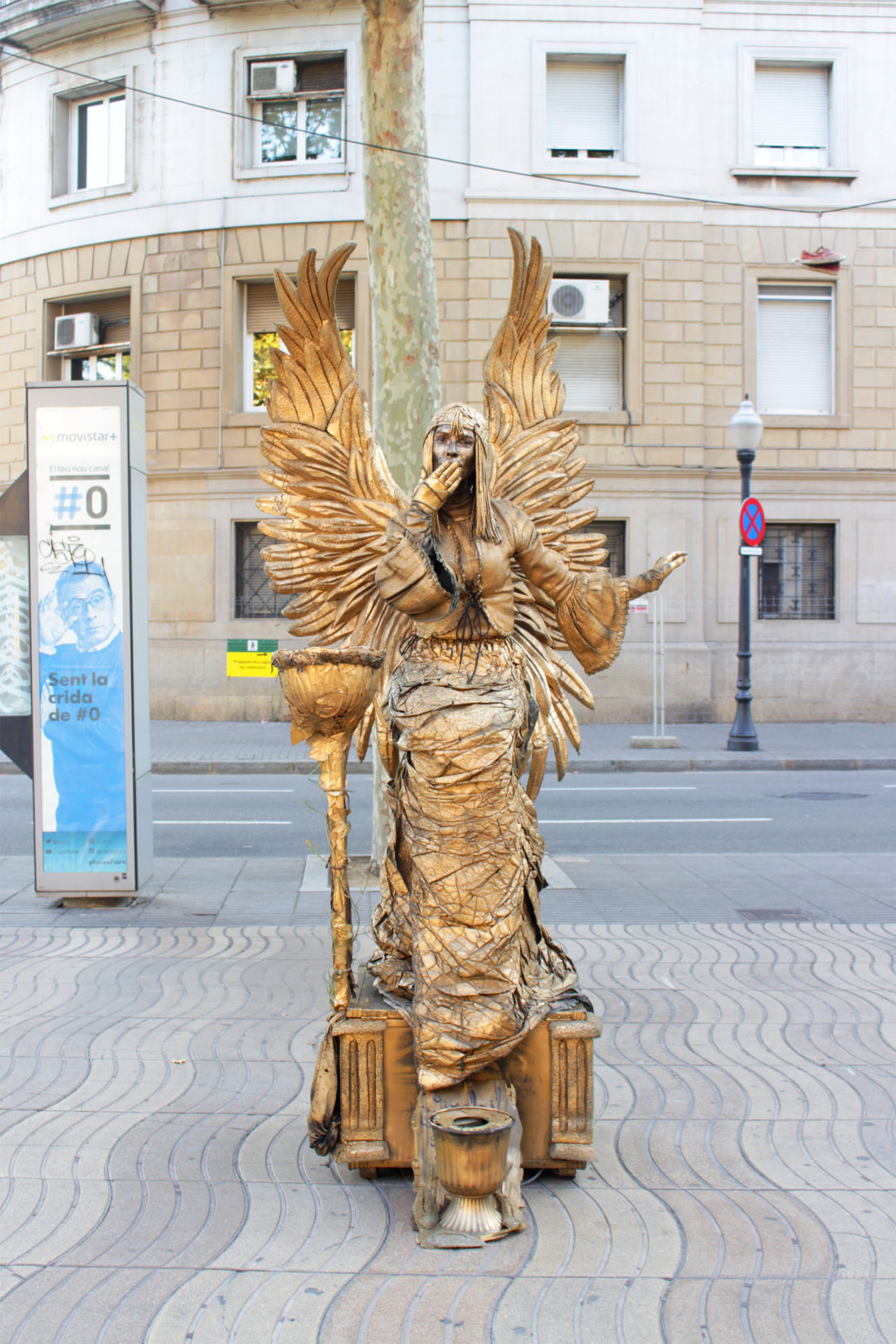 Living statues of La Rambla Watch With Glittering Eyes